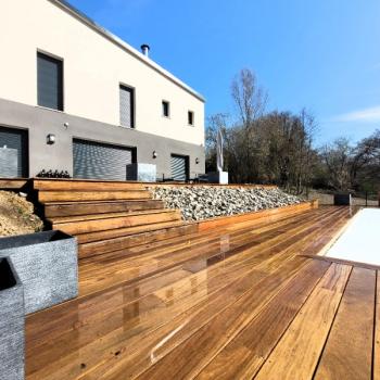 Terrasse en bois exotique implantée sur la côte Fleury autour d'une belle piscine 