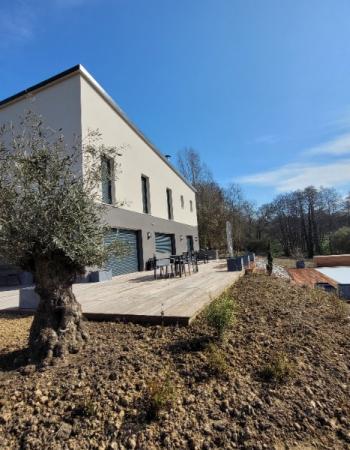 Terrasse en bois exotique implantée sur la côte Fleury autour d'une belle piscine 