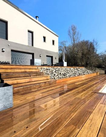 Terrasse en bois exotique implantée sur la côte Fleury autour d'une belle piscine 